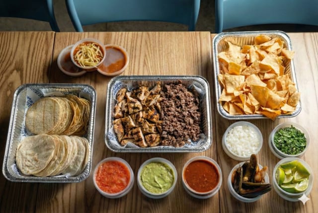 Tray of 1 Pound (lb) of Mixed Carne Asada and Chicken.